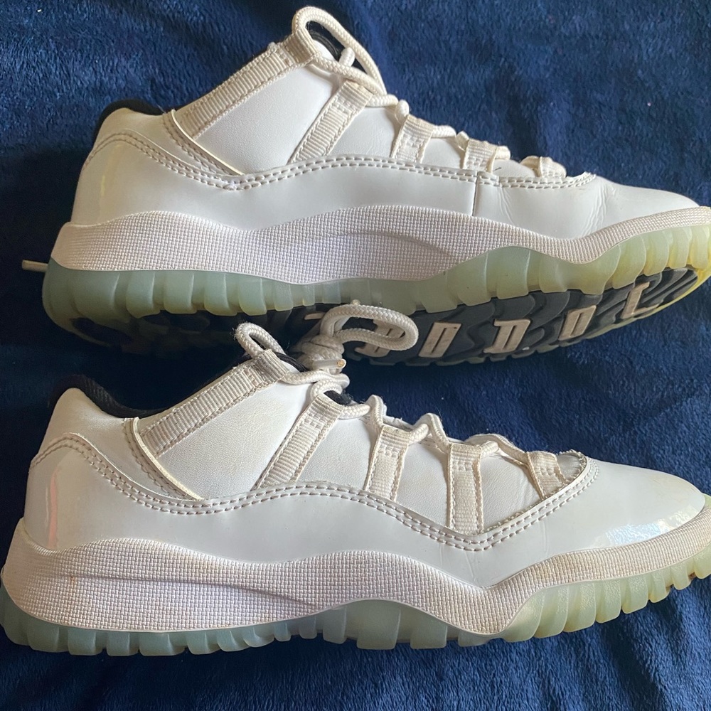 Jordan 11 low/ White, university blue